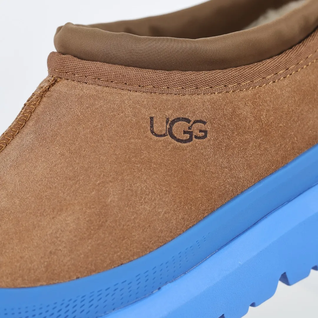 Pick up locally 💰620 Core recommendation Good price Cashmere insoles are a very suitable choice for keeping warm in winter and at home. In the new year, uug launched a series of styles, which are partial to the preferences of young consumers and have also moved to the forefront of fashion trends. Shoe body material Water-repellent coated suede upper 17mm UGGPURE™ implanted wool insole Lightweight non-slip comfortable rubber outsole With brand LOGO Trademark Comes with a full set of packaging Size: 35 36 37 38 39 40 41 42 43 44